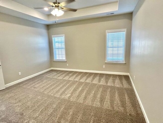 Building Photo - Now Leasing a 5-Bedroom 3 Bath Home in Hor...