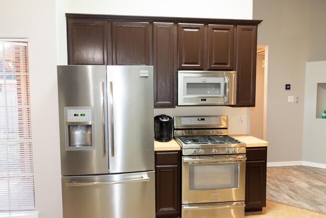 Building Photo - 822 Oak Lodge Ct