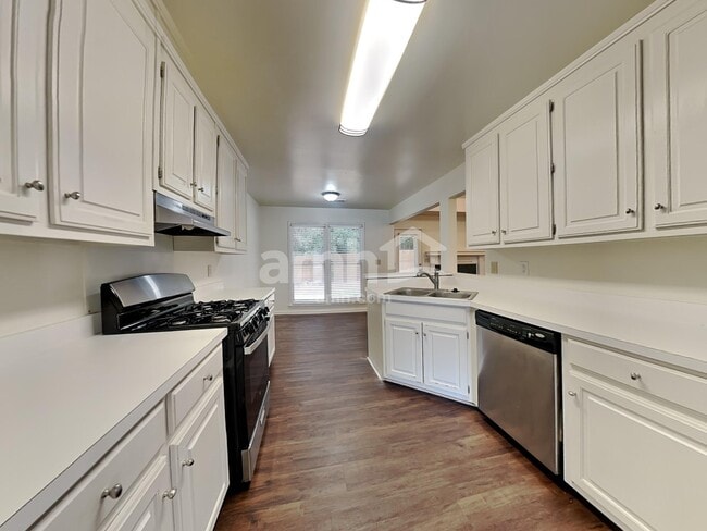 Building Photo - 3980 Brockett Walk