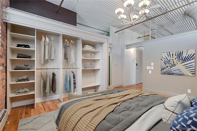 Foto del edificio - 1 BED 1 BATH 2 PARKING SPOTS ACROSS FROM ROCKIE'S STADIUM!