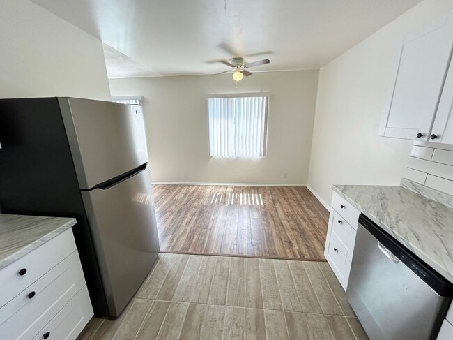 Foto del edificio - 10237 Commerce Ave