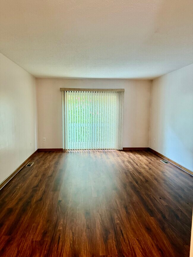 Foto del edificio - 376 Cypress Rd