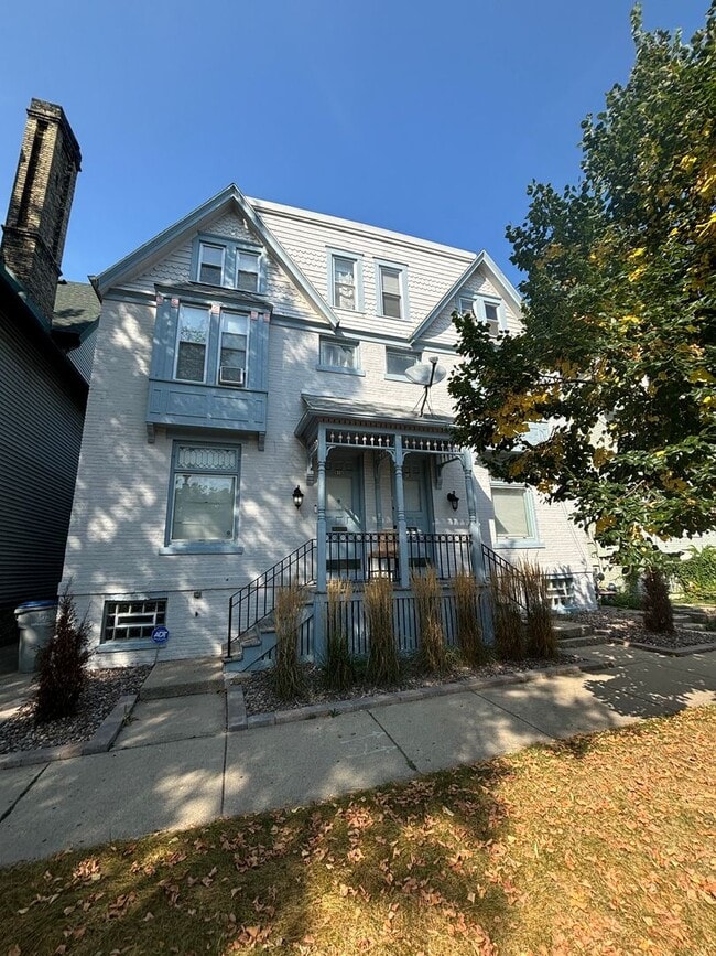Building Photo - 916 E Lyon St
