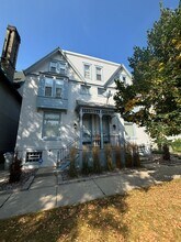 Building Photo - 916 E Lyon St