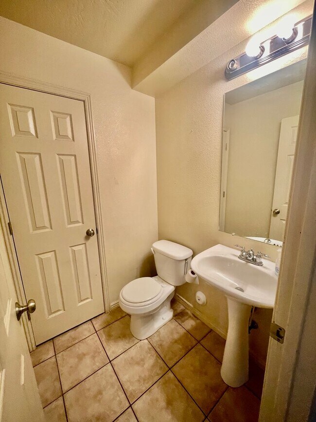 Building Photo - Desirable Hidden Valley Townhome