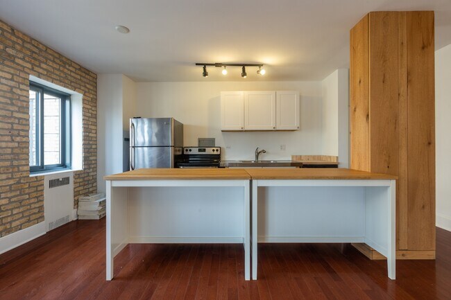 Foto del edificio - 5048 N Marine Dr
