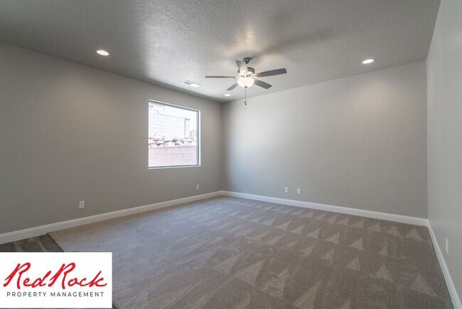 Building Photo - Stunning 4 Bedroom Townhome in Hurricane Heights