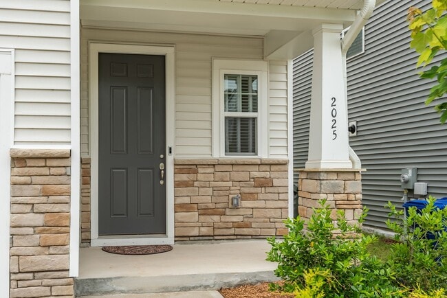 Building Photo - Stunning 4 bedroom Single Family Home: Ava...