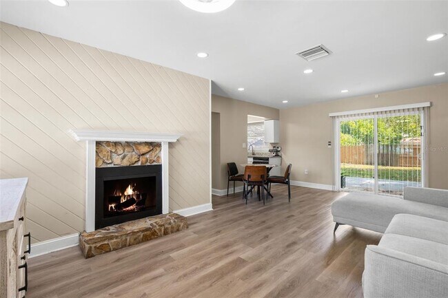 Foto del edificio - 611 Pinewood Dr
