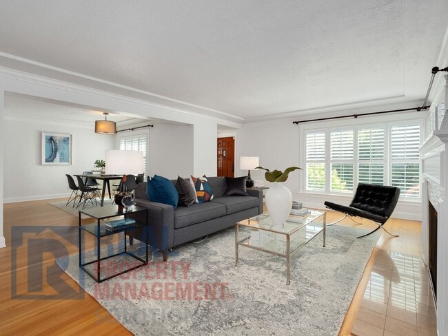 Building Photo - Stunning Arlington Heights Home Available