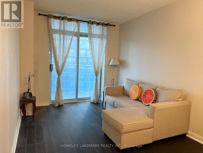 Photo du bâtiment - 70 Absolute Ave