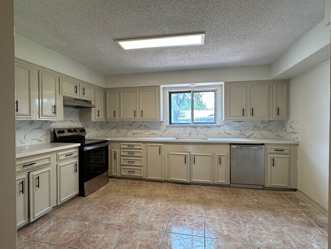 Foto del edificio - 502 Greenway Dr
