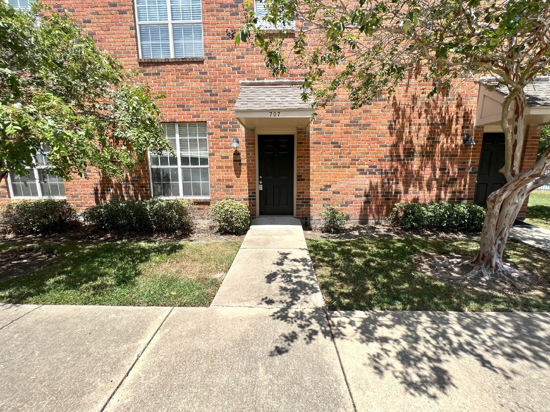 Primary Photo - University View, Gated 2 Bedroom Condo For...