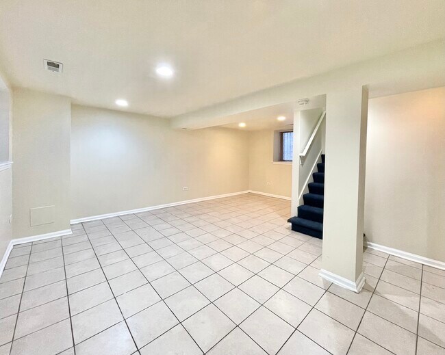 Building Photo - 4831 N Sawyer Ave