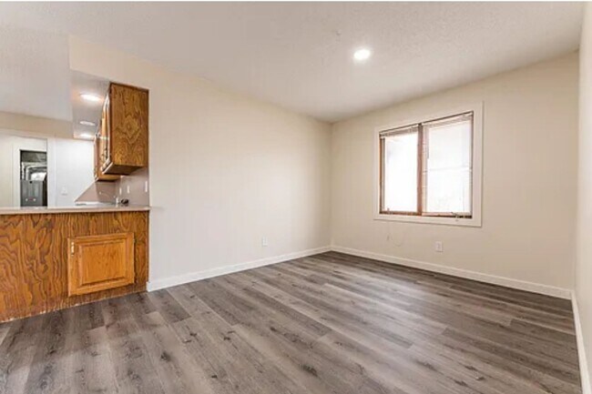 Building Photo - 613-615 E Redwood