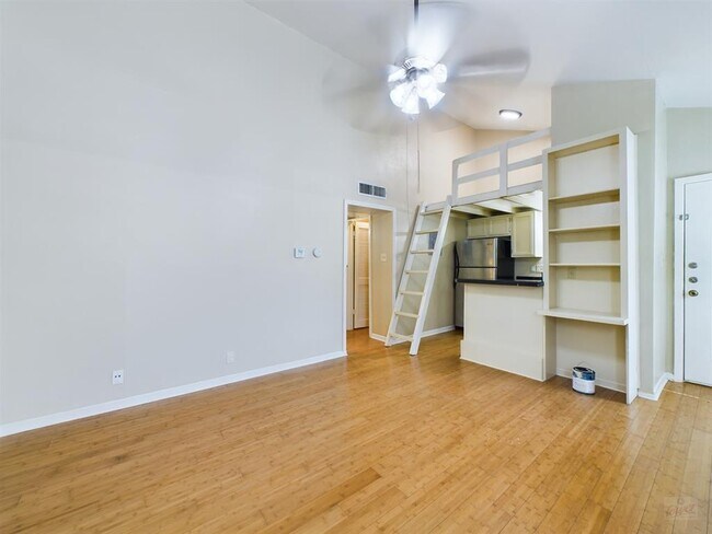 Building Photo - 1000 W 26th St
