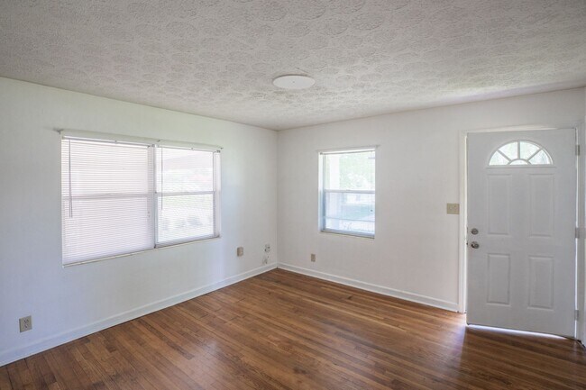 Foto del edificio - 8242 Lone Star Rd
