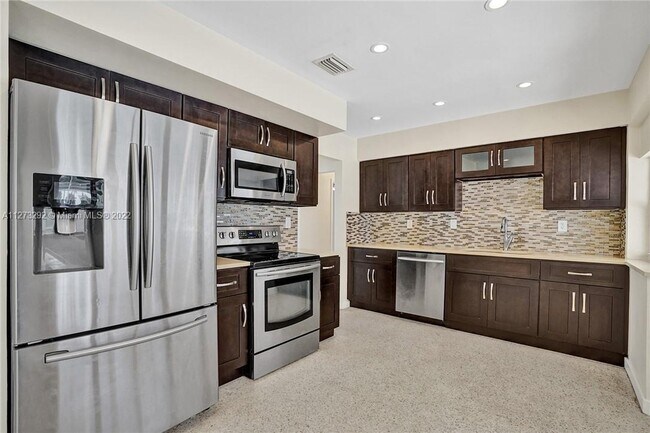 Building Photo - 5500  Lincoln St   Hollywood Fl 33021