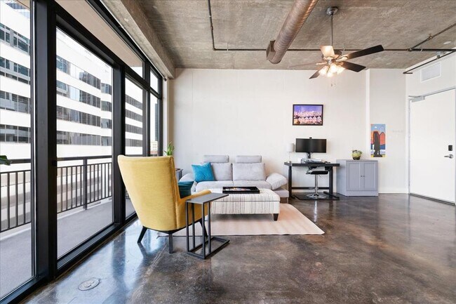 Foto del edificio - 311 W 5th St