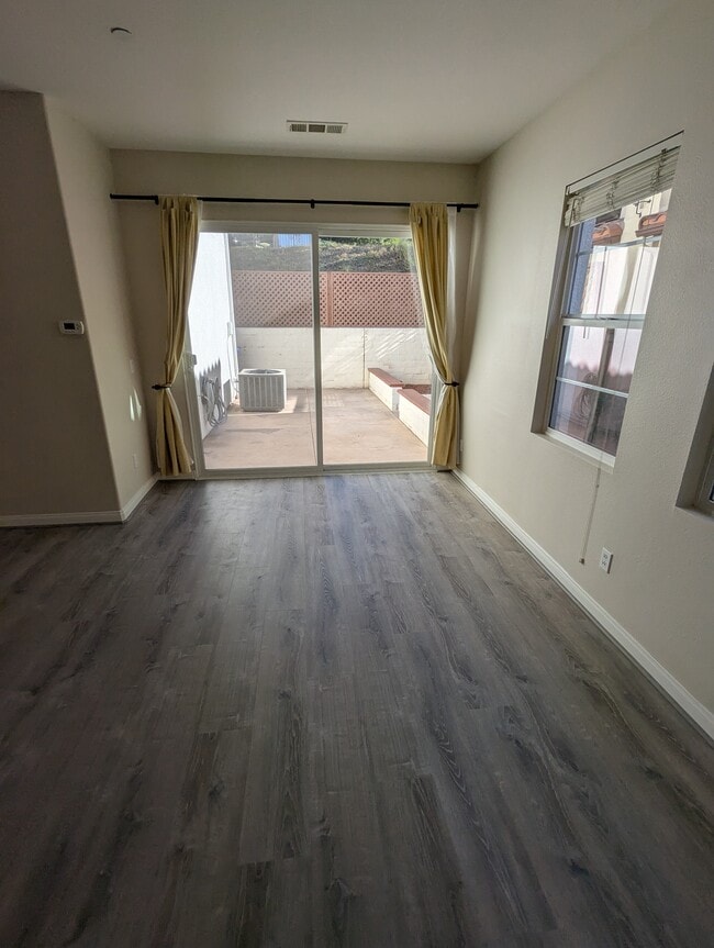 Gran habitación con vista al patio trasero. - 1406 Mosaic Glen