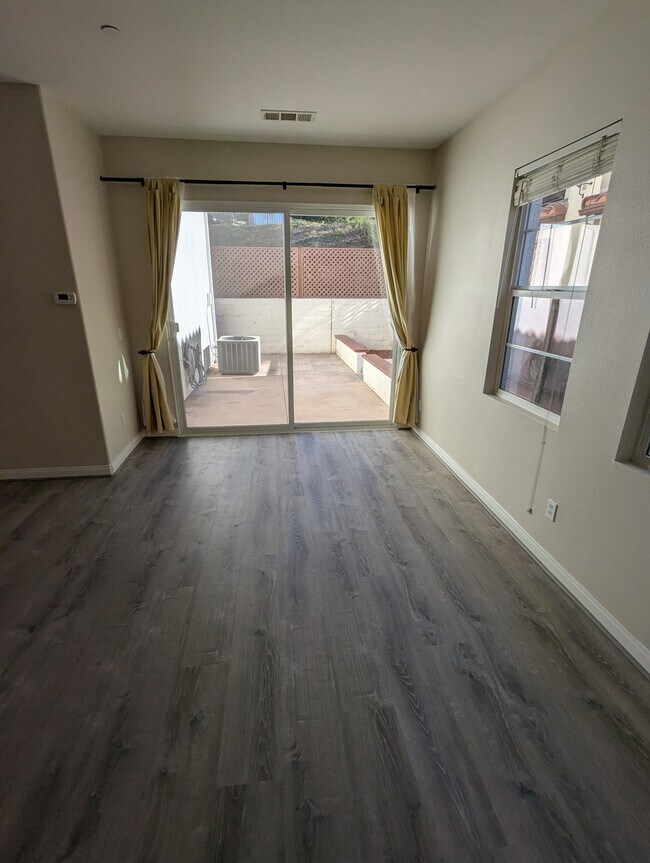 Great room looking to backyard - 1406 Mosaic Glen