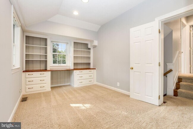 Foto del edificio - 3233 Stephenson Pl NW