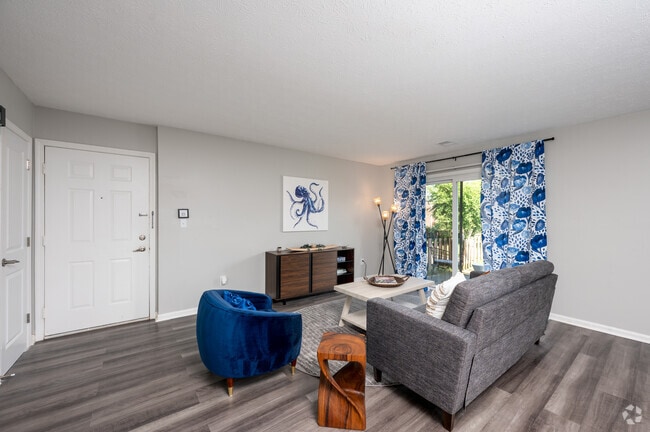 2BR, 2BA - 975SF - Living Room - Meridian Court