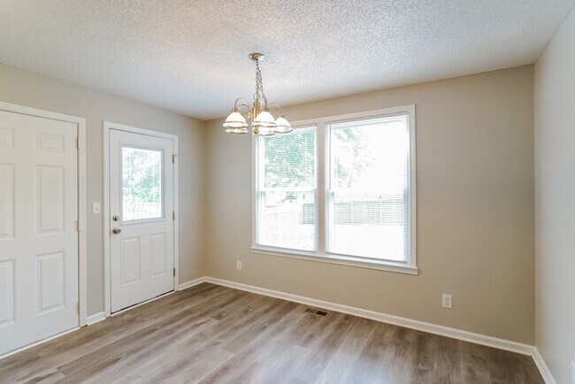 Building Photo - Gorgeous 4 Bedroom Home in Clarksville