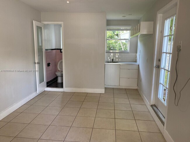 Foto del edificio - 668 NE 72nd St