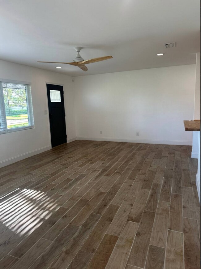 Foto del edificio - 4390 Maple St NE