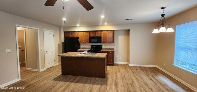 Foto del edificio - 409 Rosewood Ct