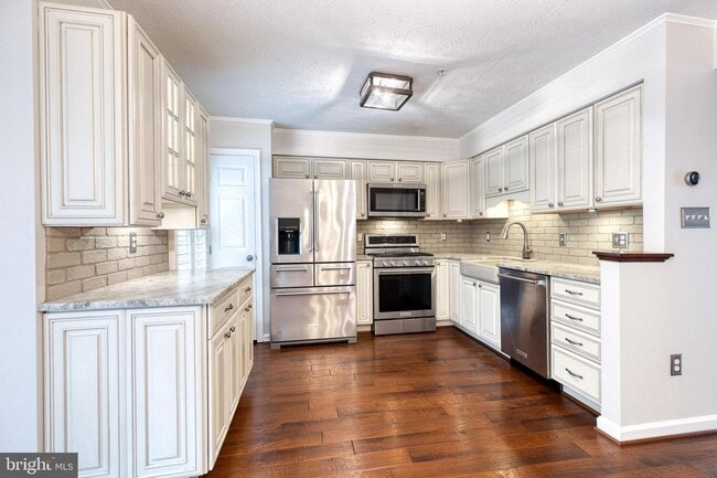 Building Photo - Beautifully Updated 3bd 2/2bth Brick-Front...