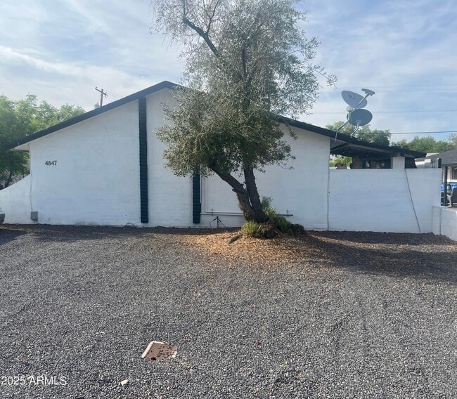 Building Photo - 4847 E Cambridge Ave