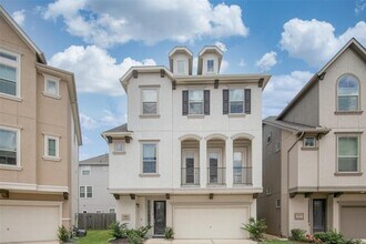 Building Photo - 2011 Royal Landing Dr