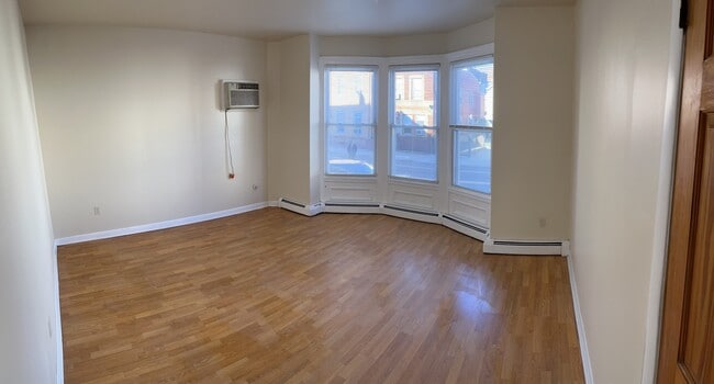 Large Living Room - 228 Walnut St