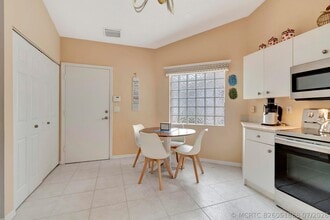 Building Photo - 6129 Heliconia Rd