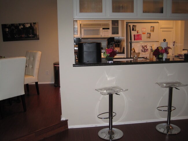 Building Photo - Brentwood Condo