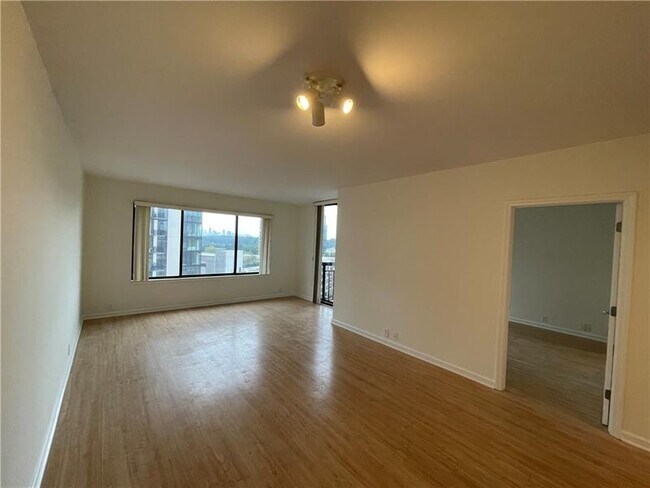 Building Photo - 3481 Lakeside Dr NE