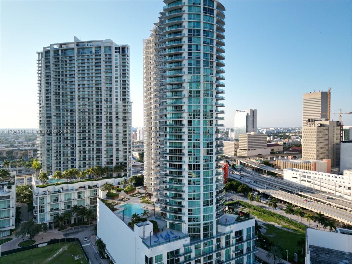 Foto principal - 350 S Miami Ave