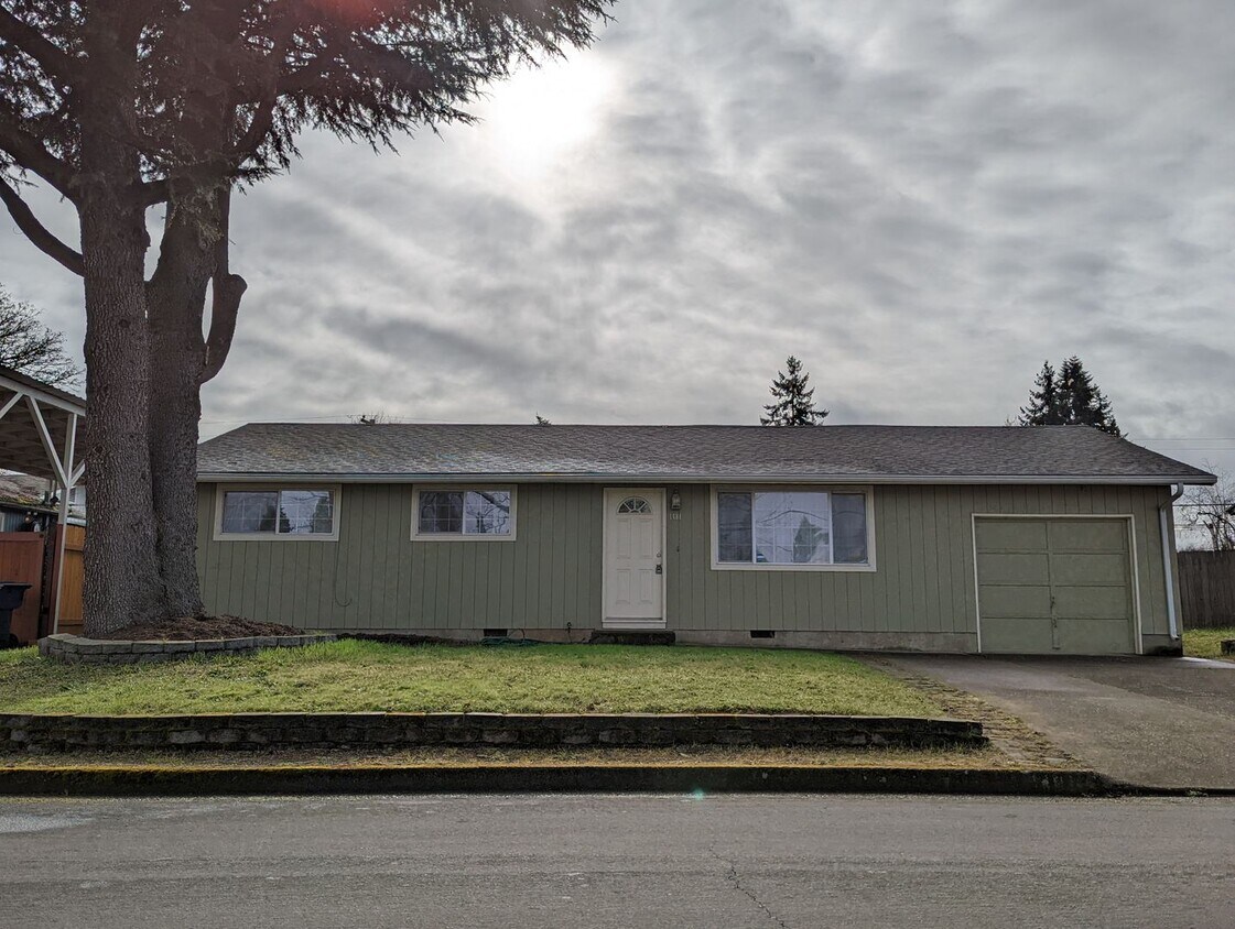 Primary Photo - Beautiful 3-Bedroom, 2-Bath Home With Larg...