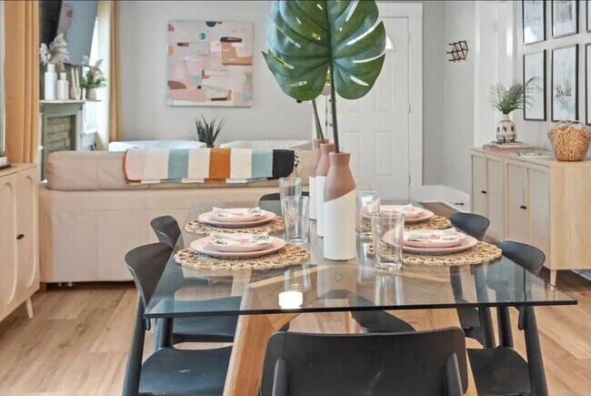 Foto del edificio - Completely furnished ready to live in just bring your suitcase