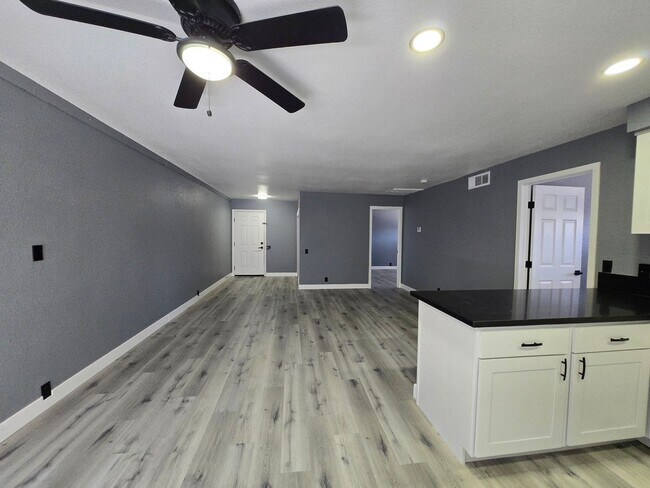 Building Photo - Upstairs Apartment