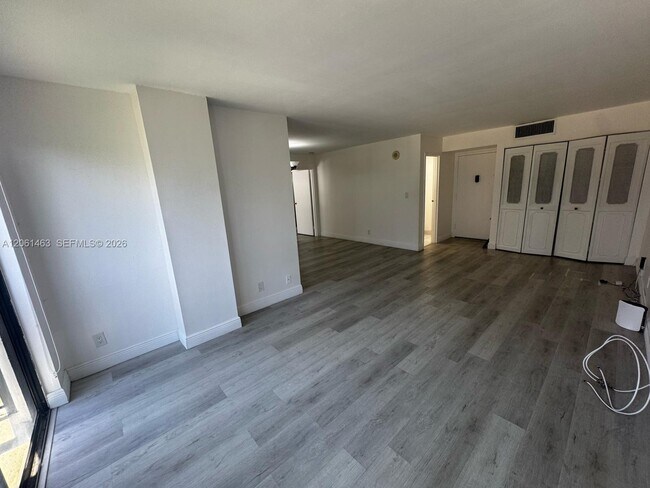 Foto del edificio - 17011 N Bay Rd