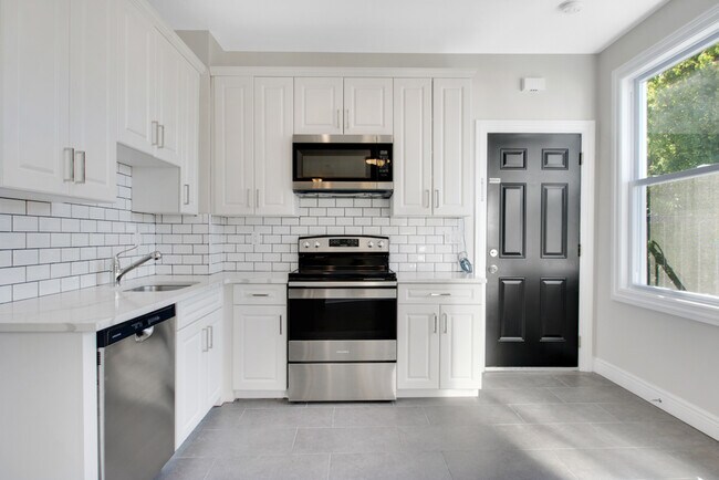 Building Photo - 406 Semel Ave