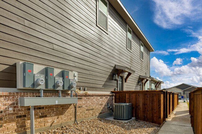 Foto del edificio - GORGEOUS 2 BEDROOM FOUR PLEX LOCATED IN MI...