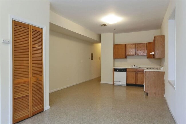 Building Photo - 203 Academy St