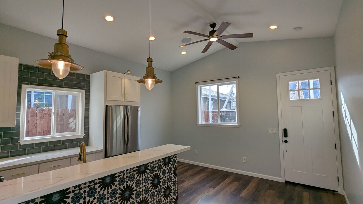 Foto principal - Private 1 Bed 1 Bath Back House with Yard ...