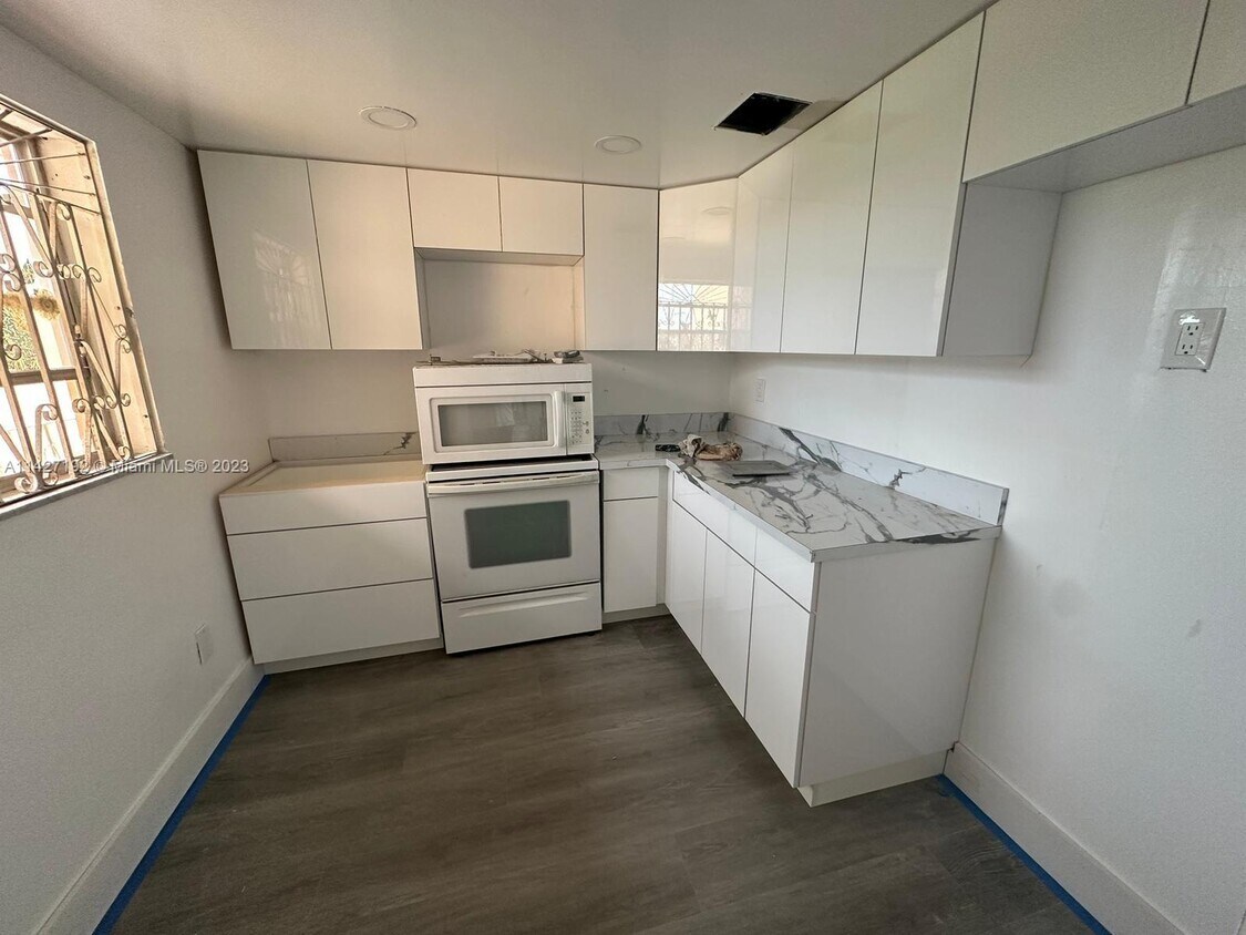 Foto del edificio - 6200 W Flagler St