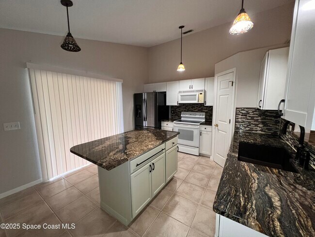 Building Photo - 2245 Redwood Cir