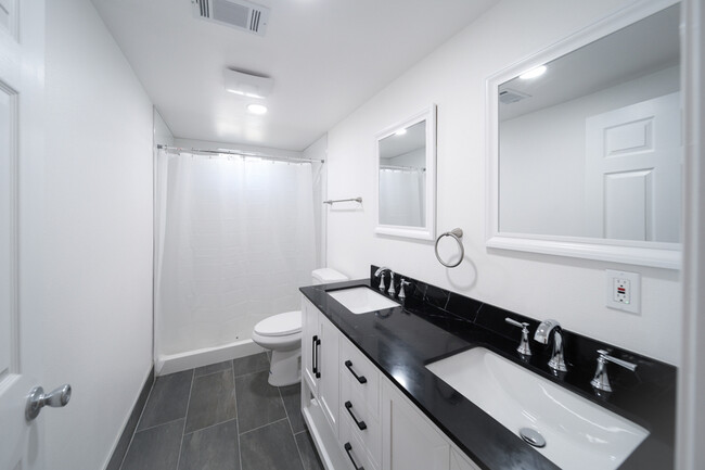 Building Photo - 208 W Broadbent Dr